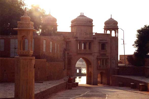 100-Gadi-Sagar-Tank-Temple-2